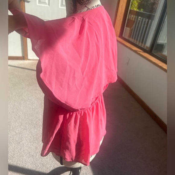 Airy light weight blouse, fit and flare style with a caped back shoulder - Picture 4 of 8